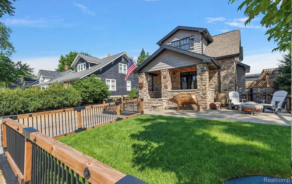 7881 Chapoton Street Utica City, MI 48317