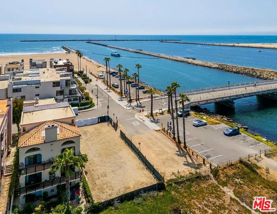 6202 Pacific Avenue Playa del Rey, CA 90293