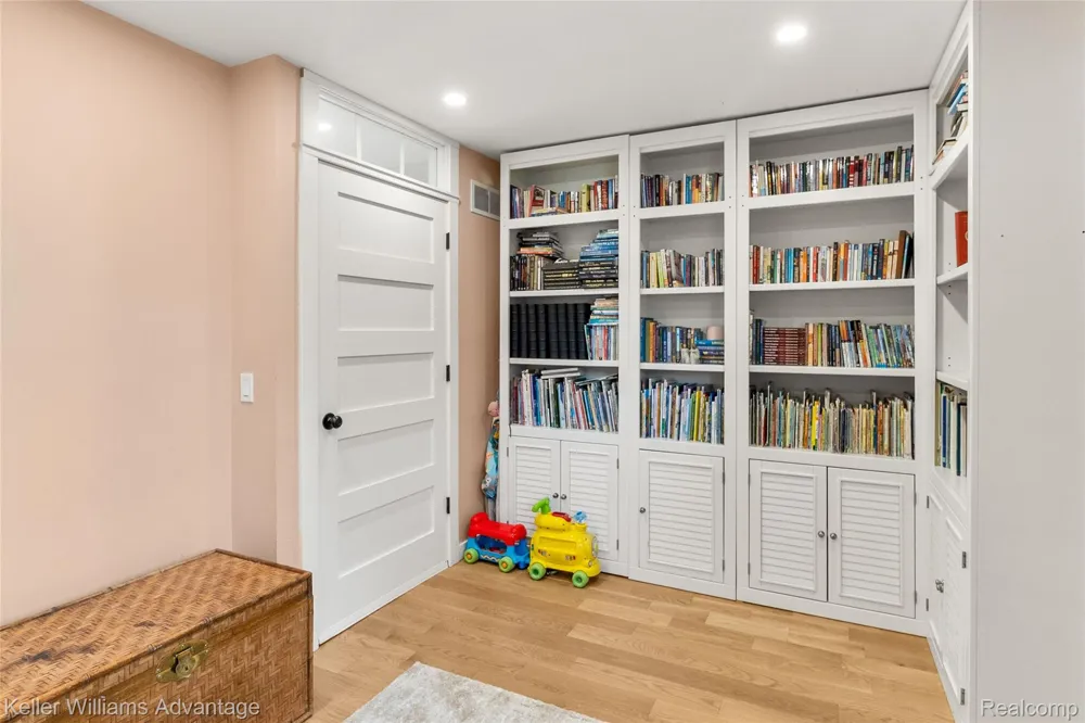 8806 Charbane Avenue White Lake Charter Township, MI 48386