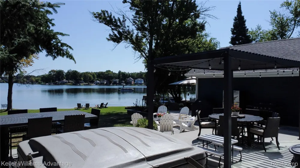 8806 Charbane Avenue White Lake Charter Township, MI 48386