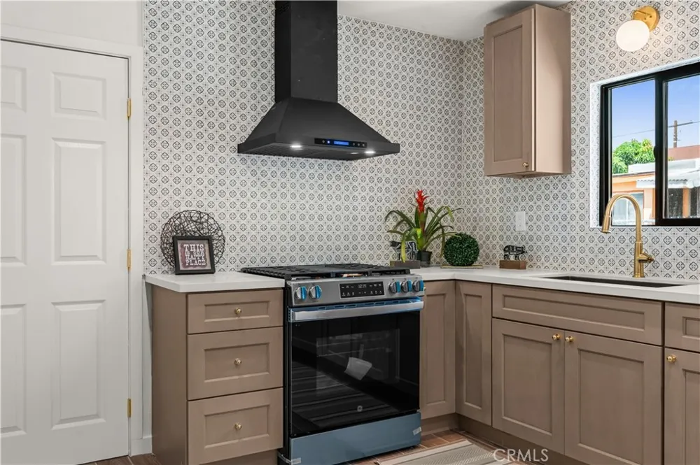 8991 Victoria Avenue South Gate, CA 90280