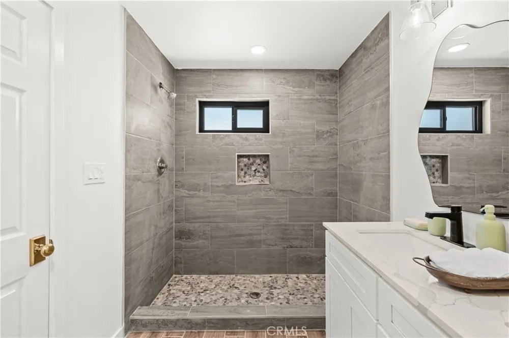 8991 Victoria Avenue South Gate, CA 90280