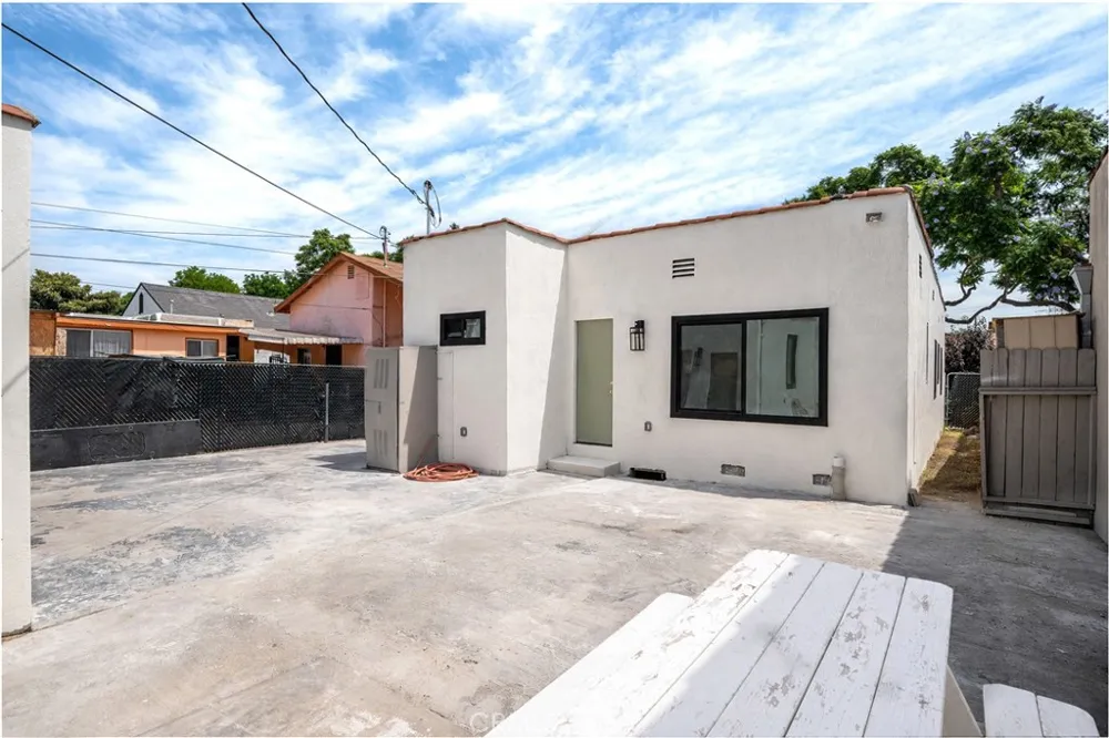 8991 Victoria Avenue South Gate, CA 90280