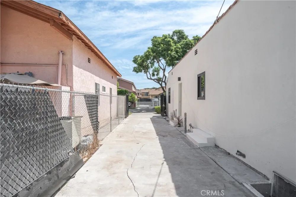 8991 Victoria Avenue South Gate, CA 90280