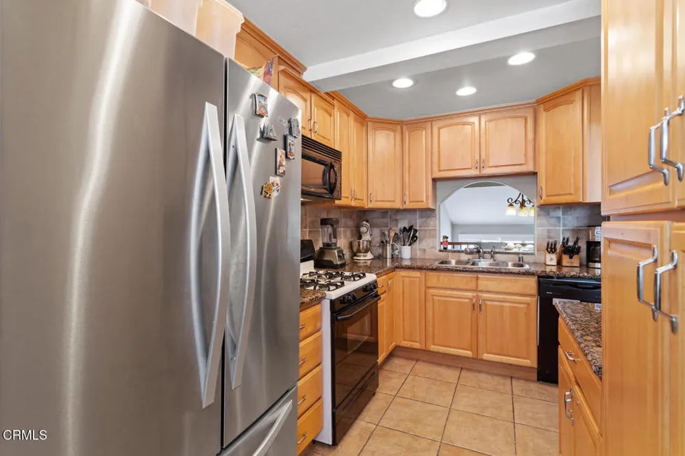 18409 Collins Street #F Los Angeles, CA 91356