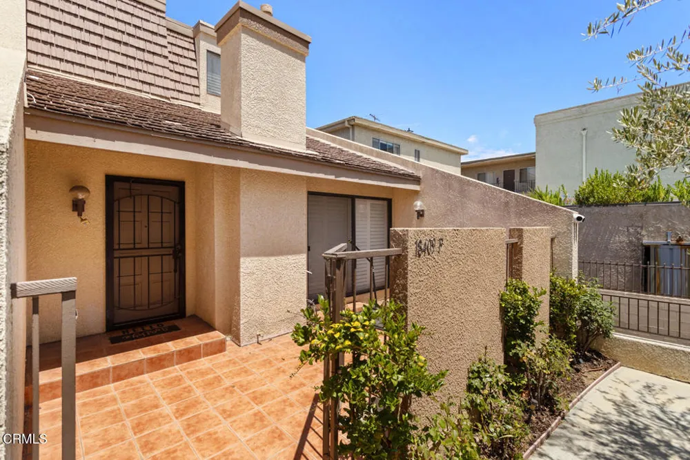 18409 Collins Street #F Los Angeles, CA 91356