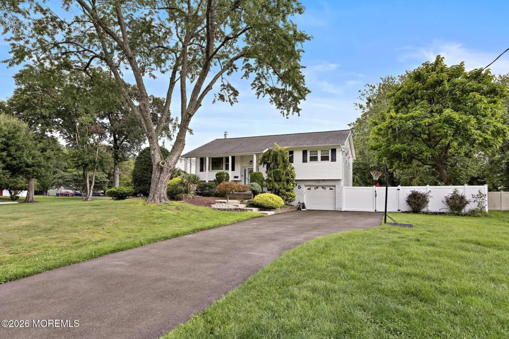 35 Chesapeake Road Manalapan, NJ 07726