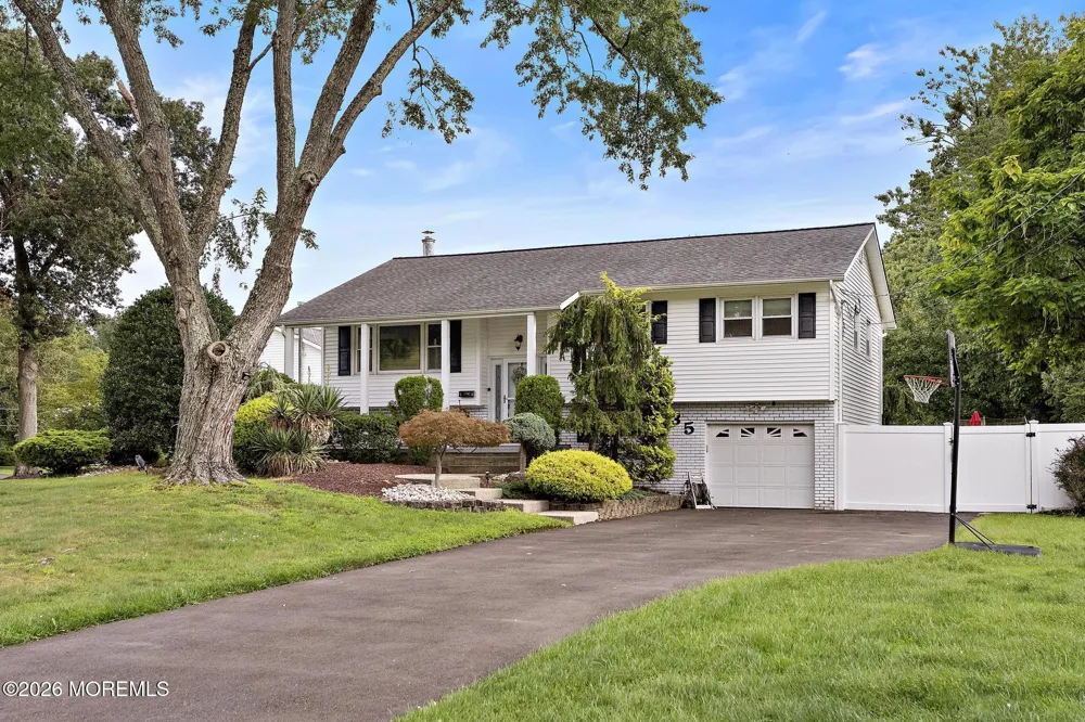 35 Chesapeake Road Manalapan, NJ 07726