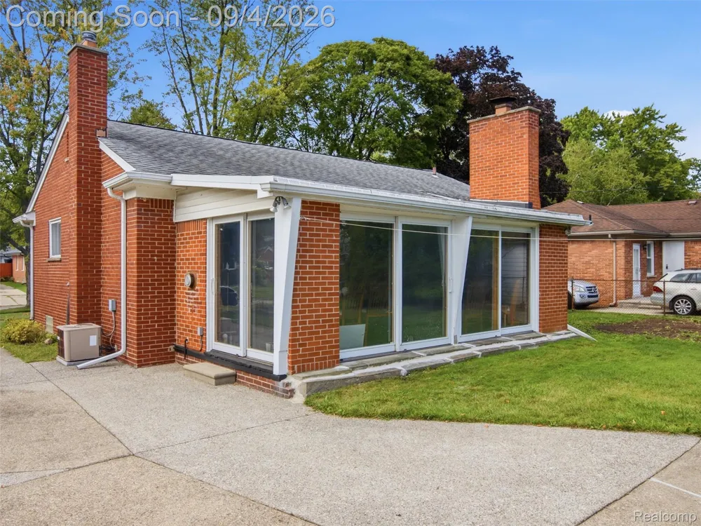932 Esplanade Street Mt Clemens City, MI 48043