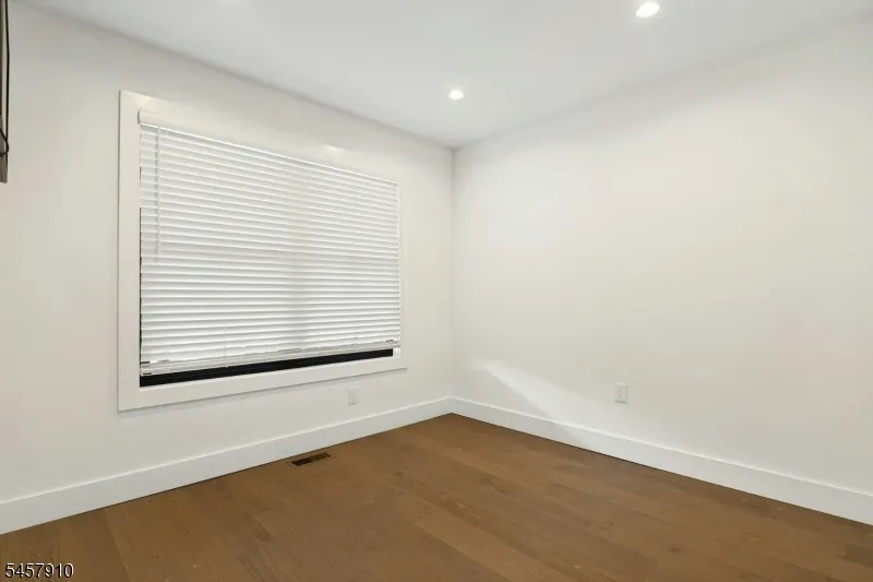 15 Starboard Ct Brick, NJ 08723