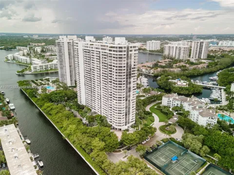 2000 Island Blvd #908
