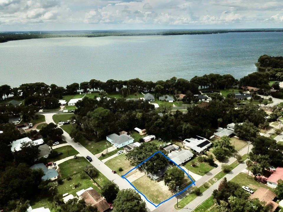 1201 ORANGE AVENUE Tavares, FL 32778