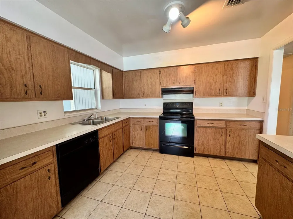 1201 ORANGE AVENUE Tavares, FL 32778