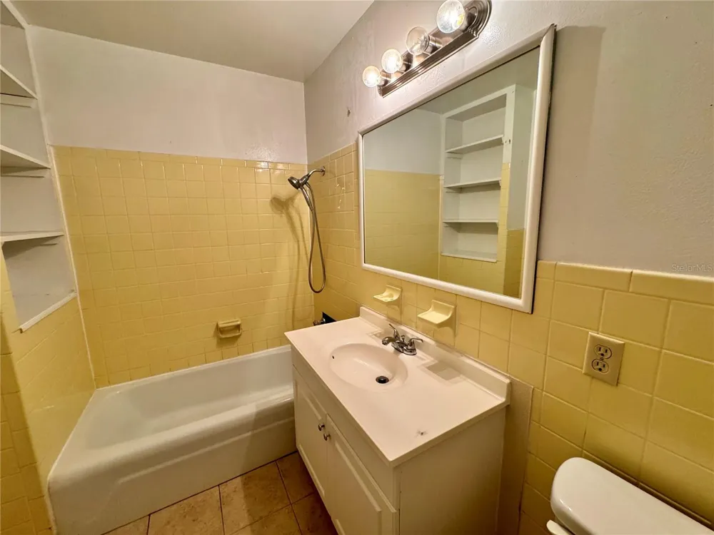 1201 ORANGE AVENUE Tavares, FL 32778