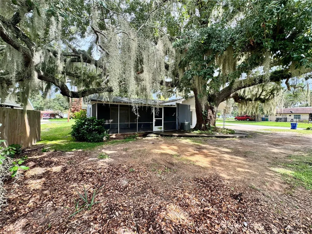 1201 ORANGE AVENUE Tavares, FL 32778
