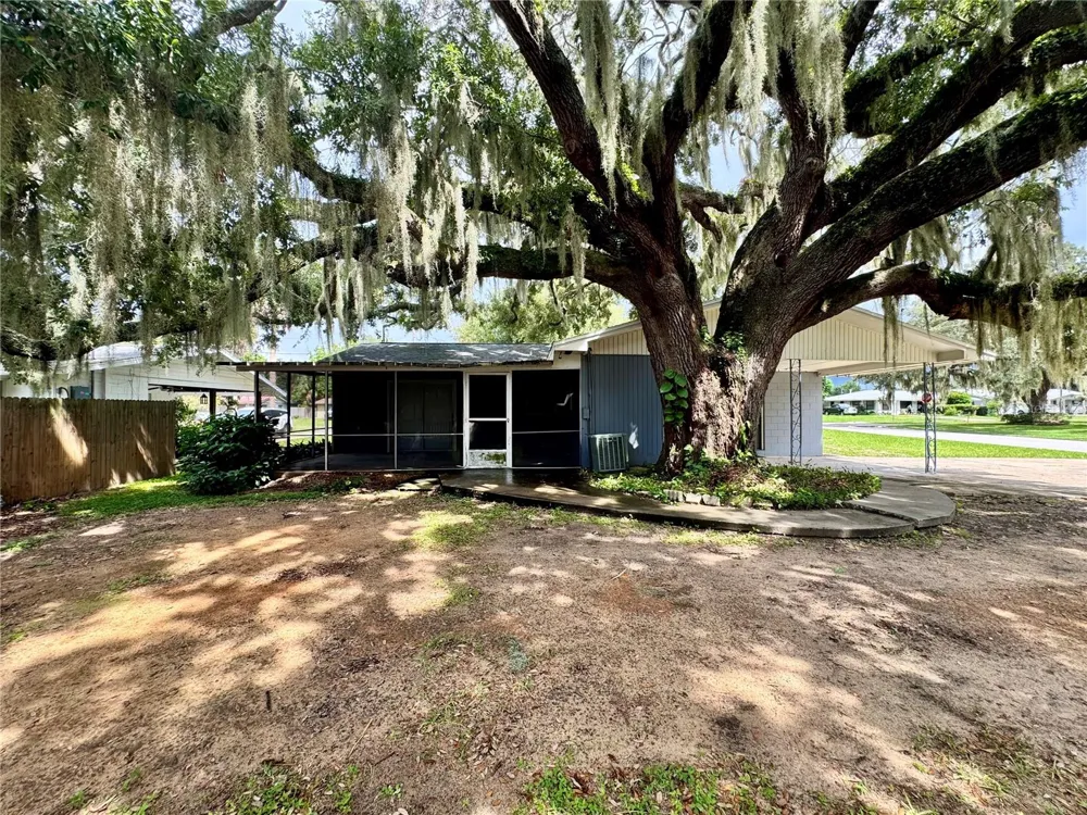 1201 ORANGE AVENUE Tavares, FL 32778
