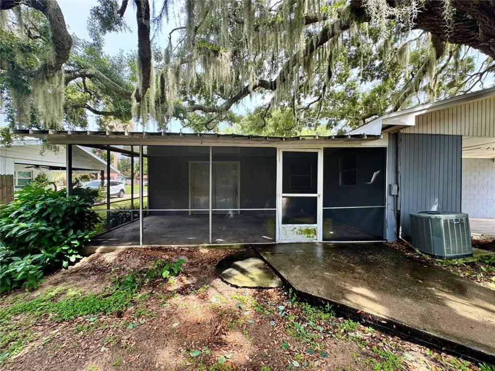 1201 ORANGE AVENUE Tavares, FL 32778