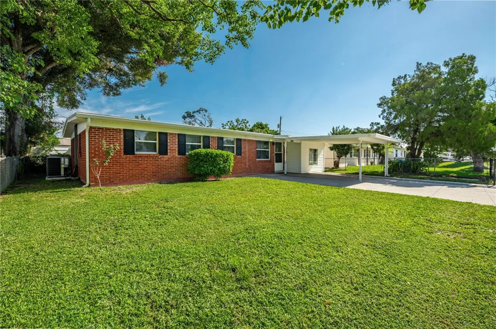 6913 W CLIFTON STREET Tampa, FL 33634