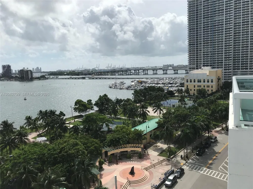 1800 Bayshore Dr #2204 Miami, FL 33132
