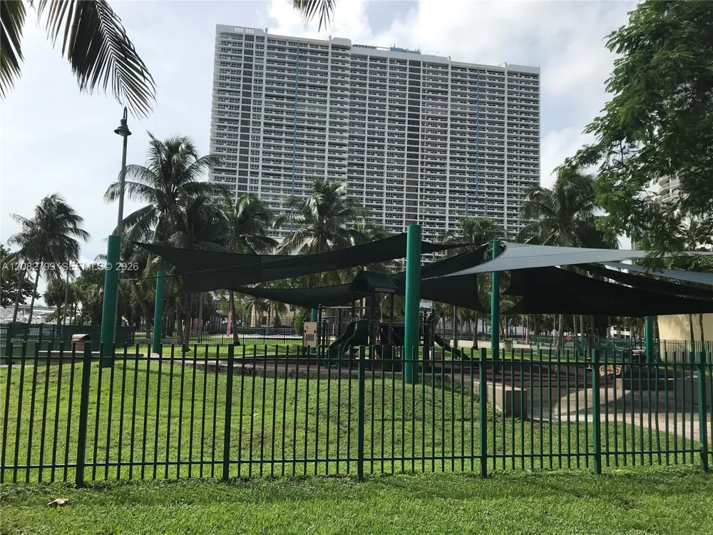 1800 Bayshore Dr #2204 Miami, FL 33132