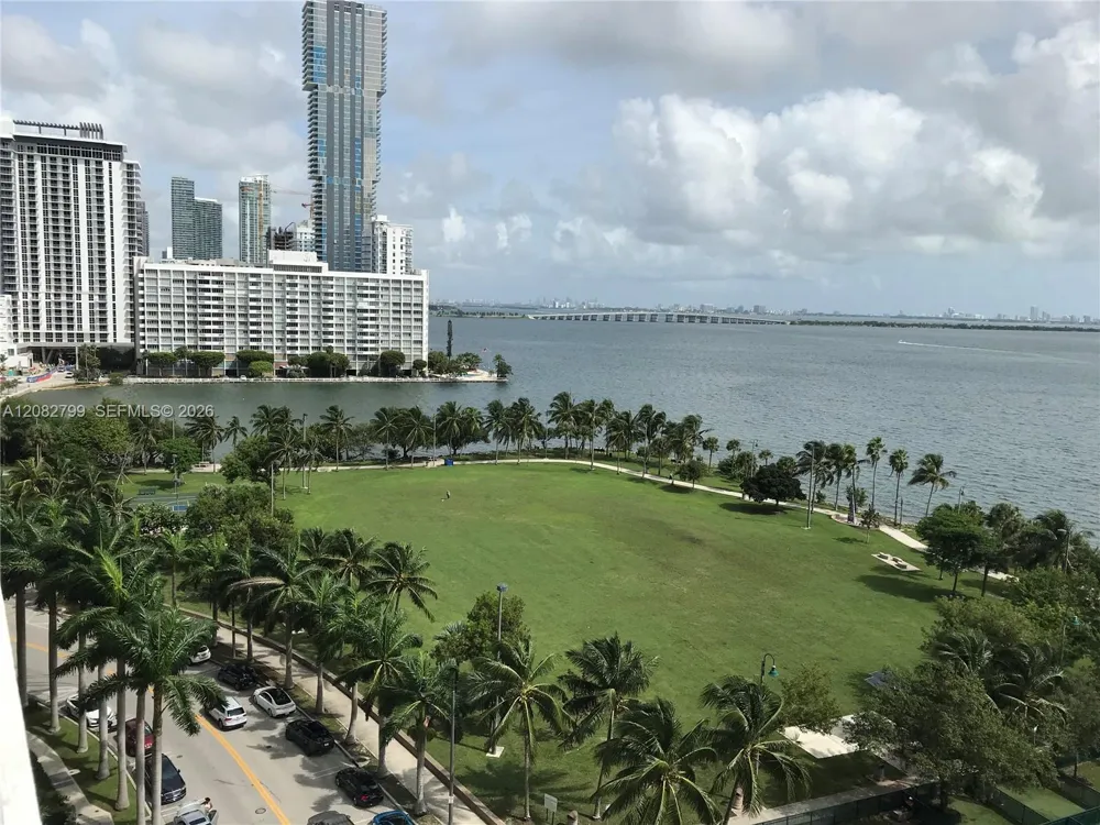 1800 Bayshore Dr #2204 Miami, FL 33132
