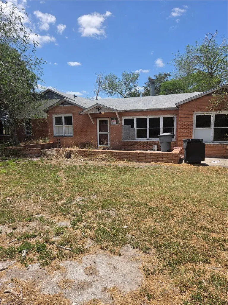 369 Edith Drive Alice, TX 78332