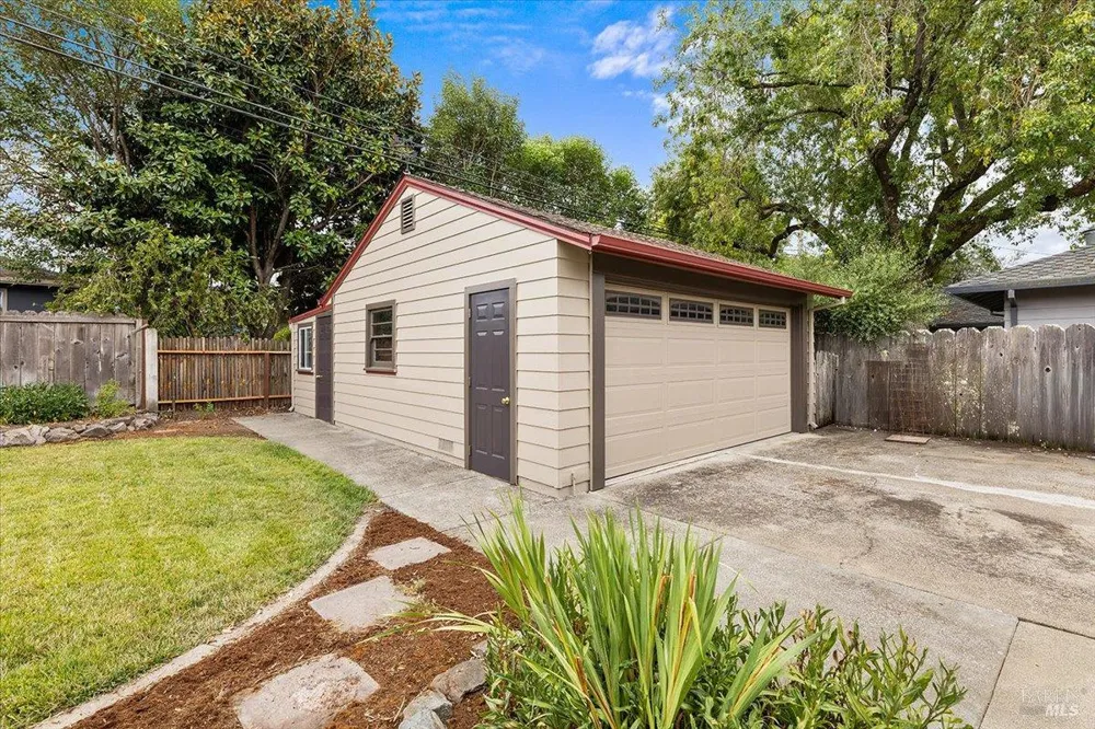 2112 Geary Drive Santa Rosa, CA 95404