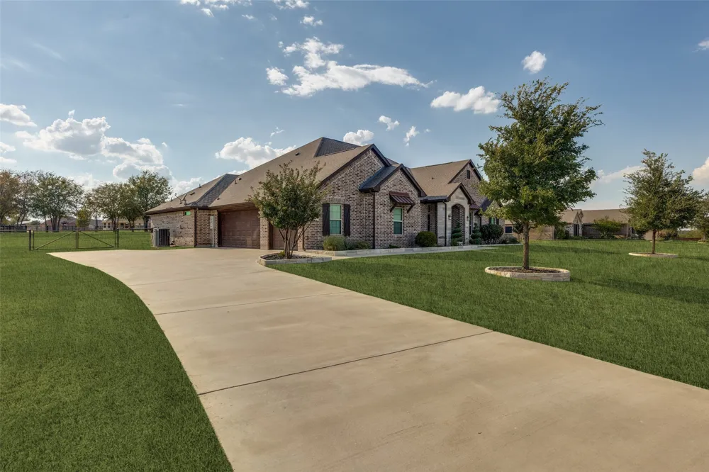 110 High Ridge Court Decatur, TX 76234