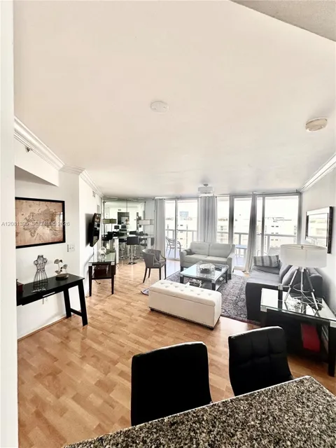 6301 Collins Ave #806