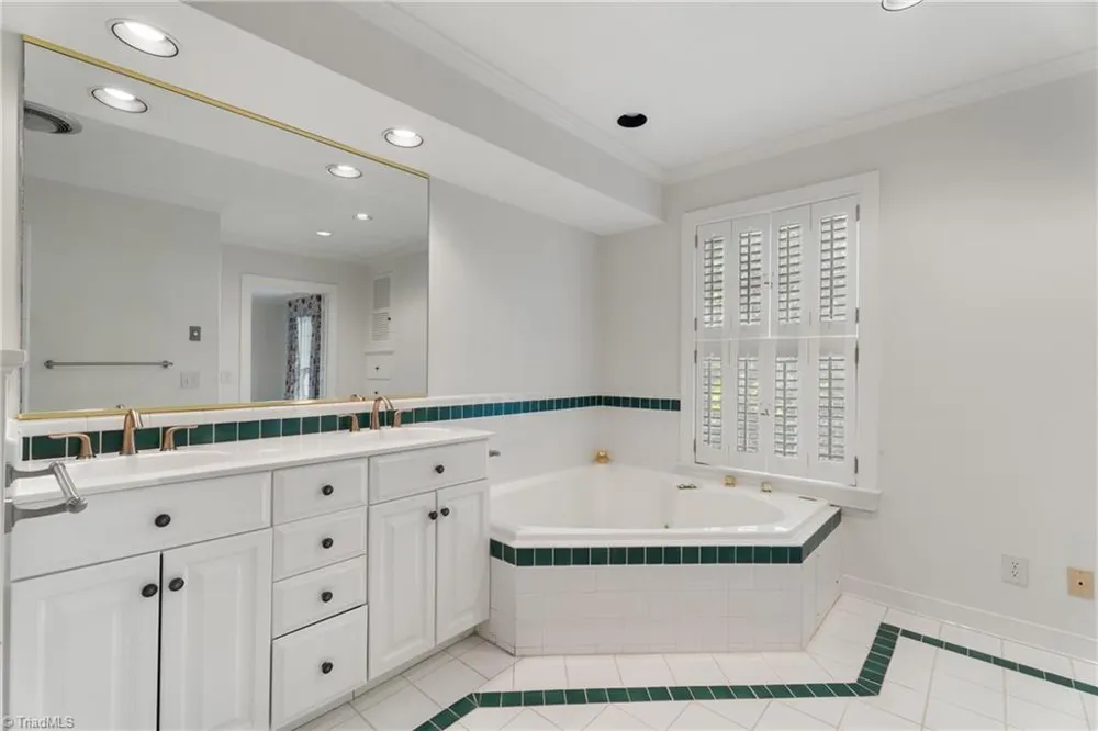 2822 Lazy Lane Winston-Salem, NC 27106