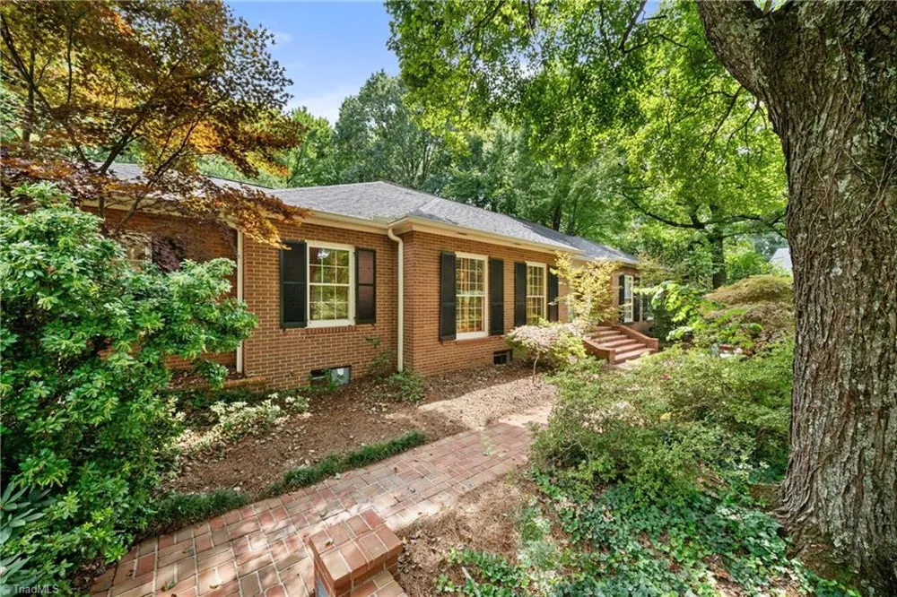 2822 Lazy Lane Winston-Salem, NC 27106