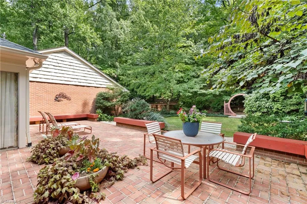 2822 Lazy Lane Winston-Salem, NC 27106