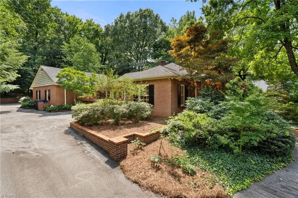 2822 Lazy Lane Winston-Salem, NC 27106