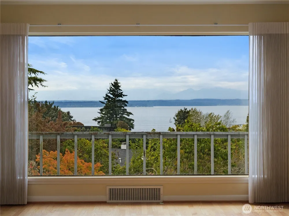 10561 15th Avenue NW Seattle, WA 98177
