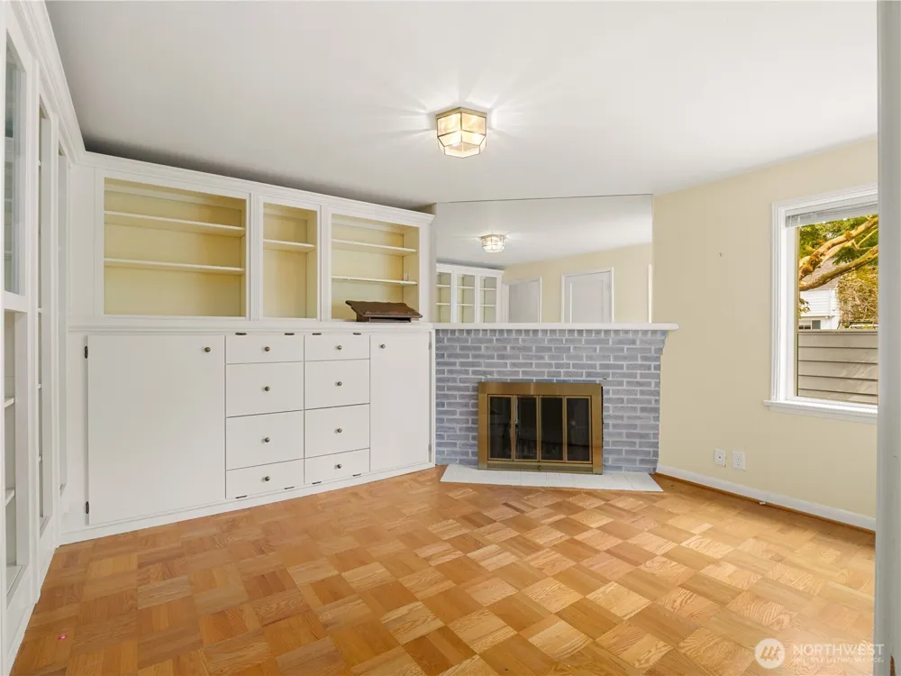 10561 15th Avenue NW Seattle, WA 98177