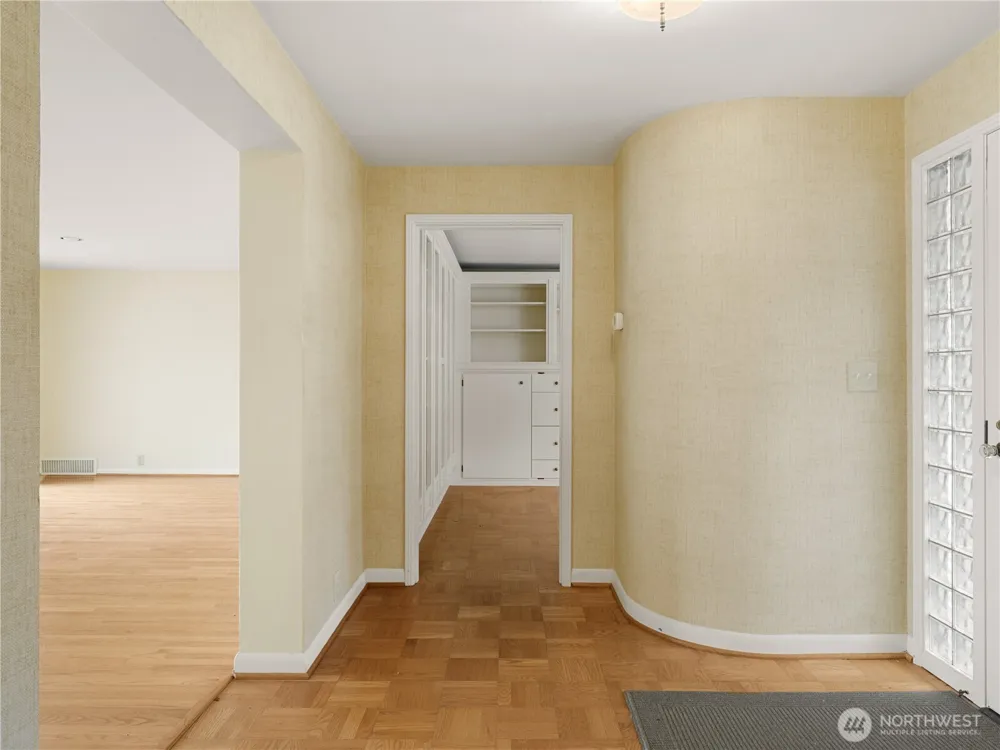 10561 15th Avenue NW Seattle, WA 98177