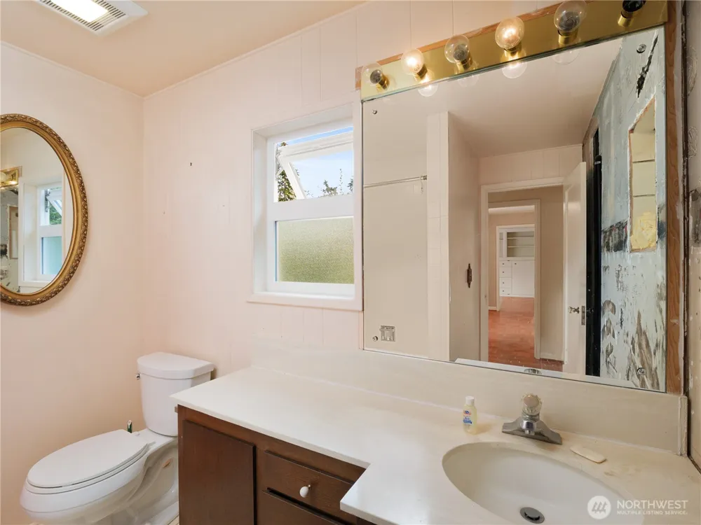 10561 15th Avenue NW Seattle, WA 98177