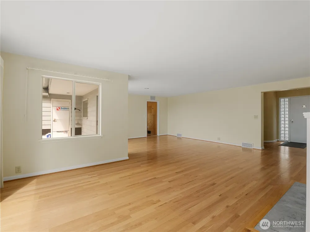 10561 15th Avenue NW Seattle, WA 98177