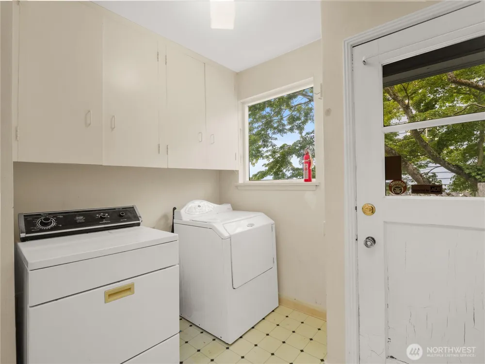 10561 15th Avenue NW Seattle, WA 98177