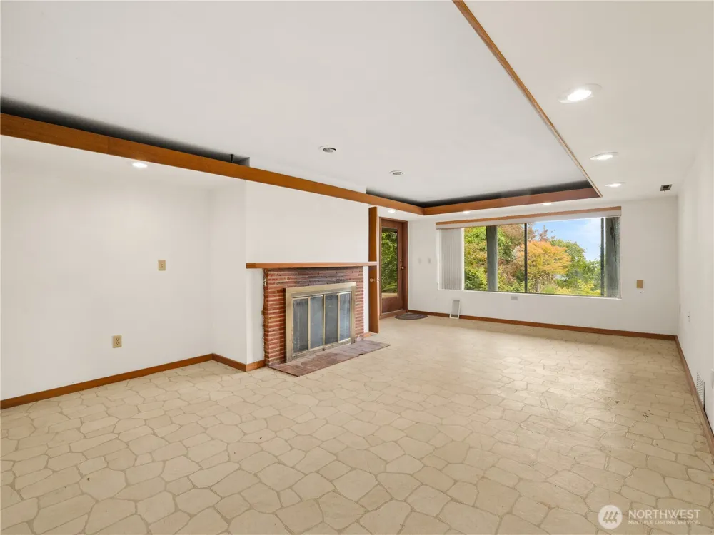 10561 15th Avenue NW Seattle, WA 98177