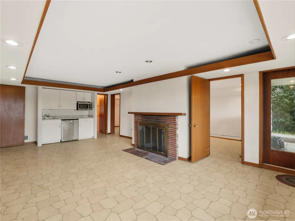 10561 15th Avenue NW Seattle, WA 98177