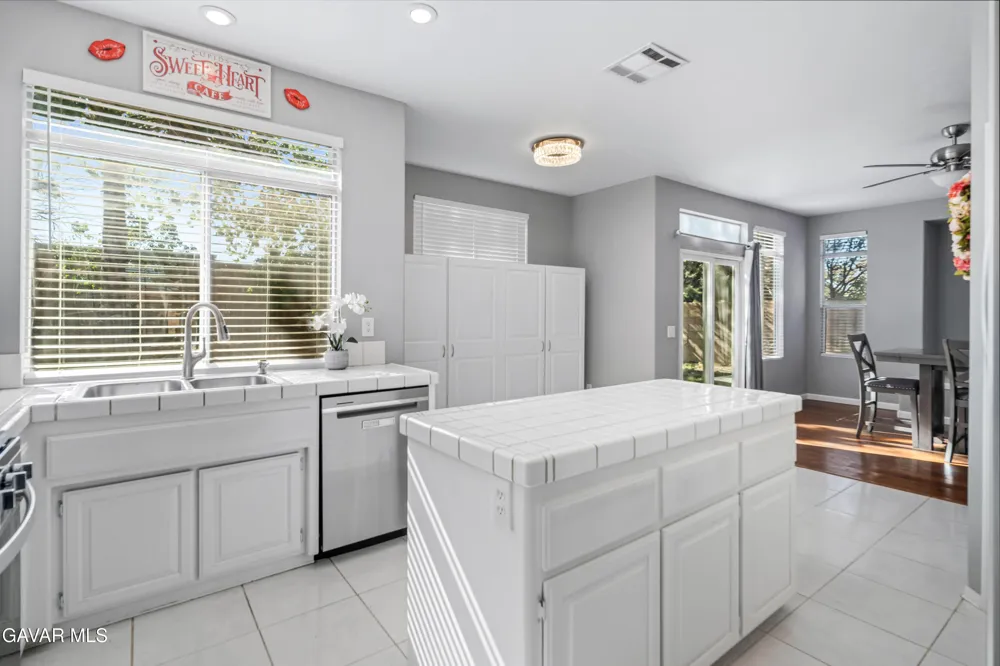 42031 Crestland Drive Lancaster, CA 93536