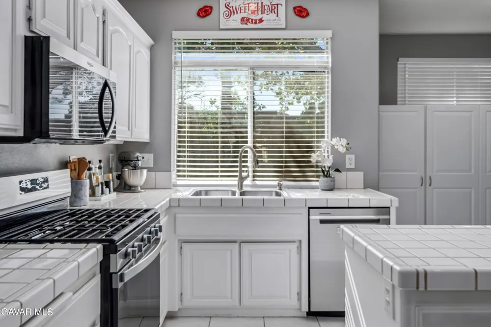 42031 Crestland Drive Lancaster, CA 93536