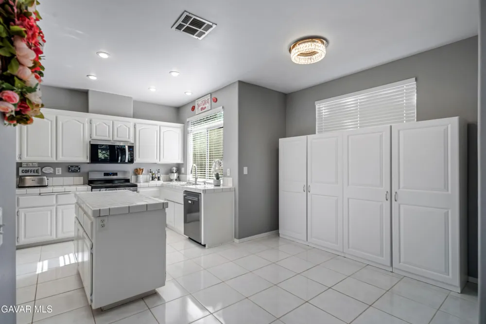 42031 Crestland Drive Lancaster, CA 93536