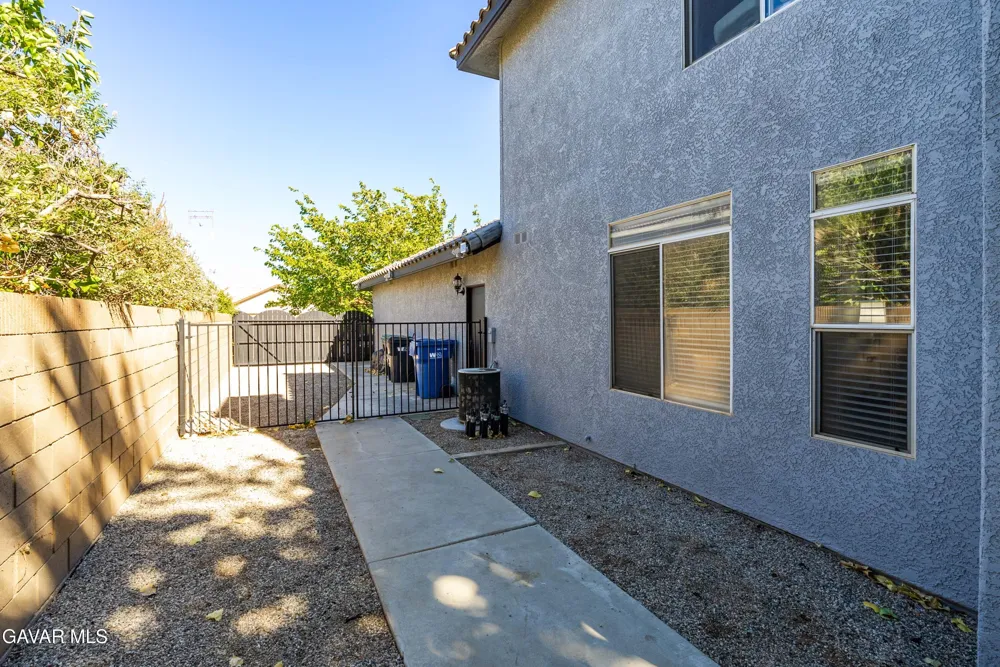 42031 Crestland Drive Lancaster, CA 93536