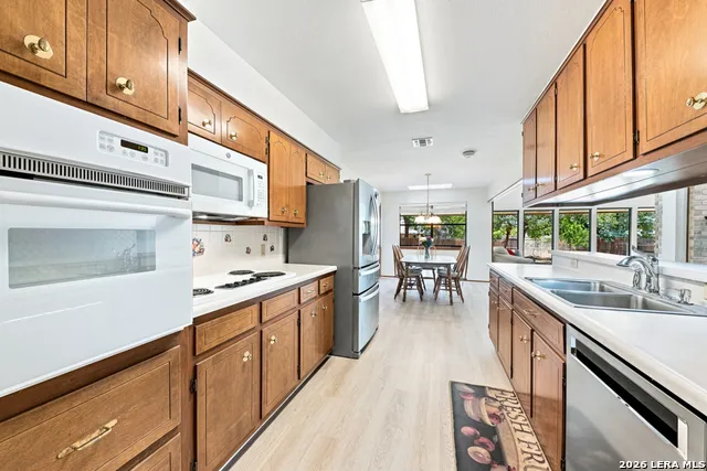 426 Yosemite Dr Hollywood Park, TX 78232