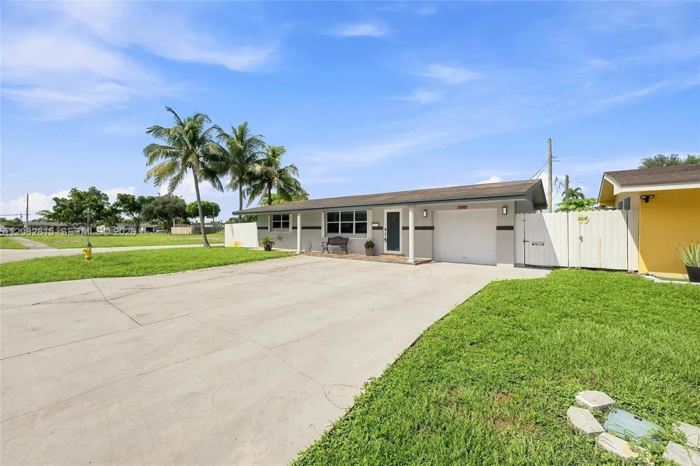 1000 NW 76th Ter Pembroke Pines, FL 33024