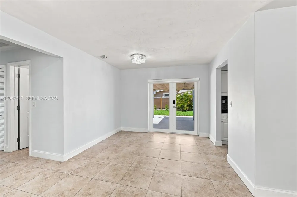 1000 NW 76th Ter Pembroke Pines, FL 33024
