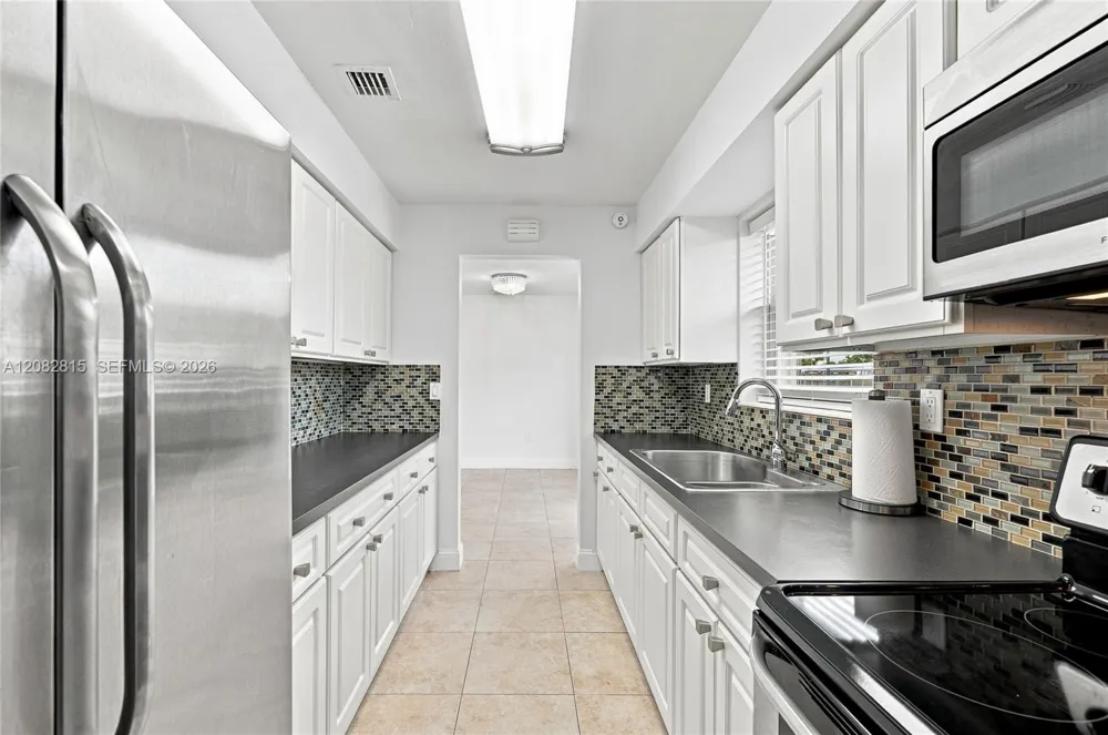1000 NW 76th Ter Pembroke Pines, FL 33024