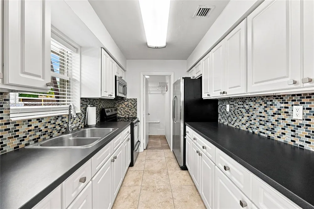 1000 NW 76th Ter Pembroke Pines, FL 33024